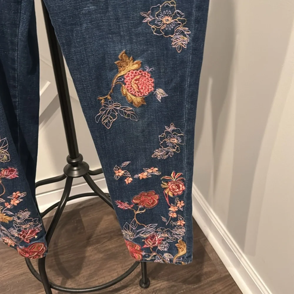 Chico's  Women's Girlfriend Blue Floral Embroidered Ankle Cropped Jeans Size 8R - Picture 10 of 15